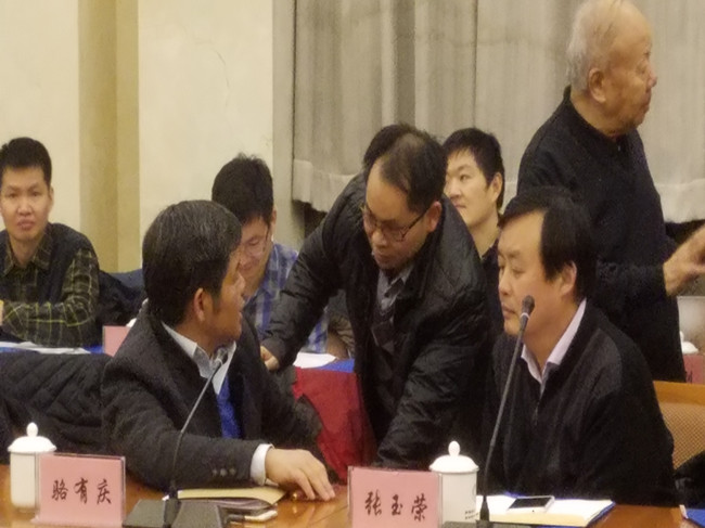 1514163178490992.jpg 农向博士向骆有庆教授汇报工作.jpg